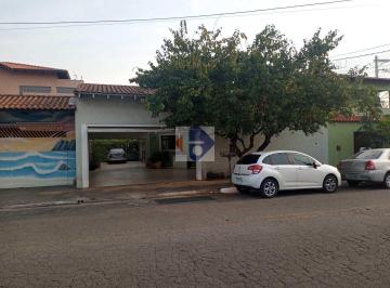 Casa · 372m² · 3 Quartos · 6 Vagas · Sobrado Espaçoso à Venda! Ideal para Sua Família!