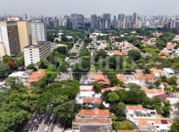 Casa · 390m² · 4 Quartos · 7 Vagas · Casa à venda na Av. Ibirapuera, 488m² terreno. 4quartos(2 suítes). 7 vagas