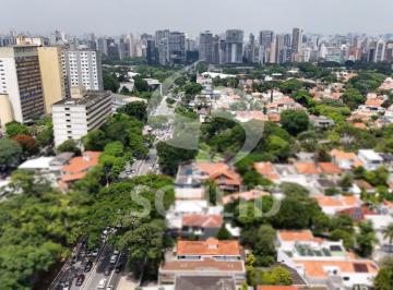 Casa · 390m² · 4 Quartos · 7 Vagas · Casa à venda na Av. Ibirapuera, 488m² terreno. 4quartos(2 suítes). 7 vagas
