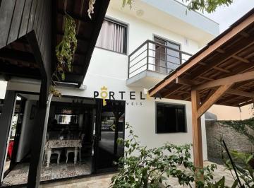 Casa · 233m² · 3 Quartos · 5 Vagas · Encantador sobrado no bairro Centro em Navegantes-SC