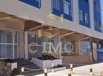 Foto 01 · Apartamento à venda na orla de Amaralina: 1 suíte, sala, banheiro e 49m², em predio frente mar.