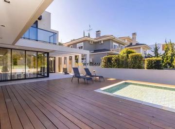 Amplo deck com piscina aquecida · Casa em Condomínio Luxuoso com 4 suítes, sendo 1 no piso térreo! Piscina aquecid