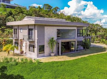 Casa · 303m² · 4 Quartos · 3 Vagas · Excelente casa com 4 quartos à venda em condomínio no Parque do Imbuí, Teresópolis.