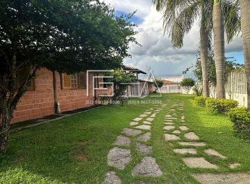 Casa · 258m² · 4 Quartos · 1 Vaga · Casa Espaçosa com Amplo Gramado