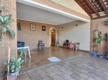 Casa · 250m² · 4 Quartos · 3 Vagas · Casa à venda com 195,74m² de área construída e 04 quartos, sendo 01 suíte, no bairro Campos Elíseos,