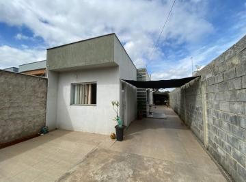 Casa · 80m² · 3 Quartos · 3 Vagas · Casa com 3 Quartos e Excelente Área Externa no Centro de Matozinhos