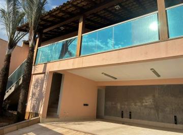 Casa · 187m² · 4 Quartos · 3 Vagas · Residência com 3 quartos, suíte master com closet e hidro – Centro da cidade
