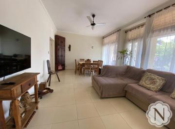 Casa · 179m² · 3 Quartos · 2 Vagas · Casa com Edícula pertinho do mar