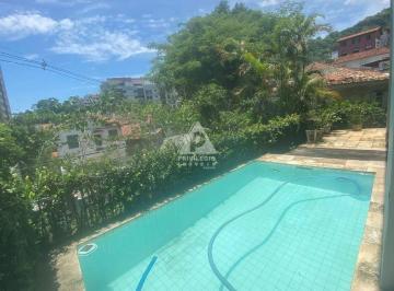 Piscina · Casa triplex, 4 quartos com 2 vagas e piscina em Laranjeiras