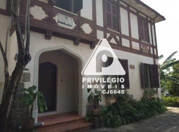 Casa · 362m² · 9 Quartos · 6 Vagas · Casa Duplex estilo Normando, 9 quartos e 6 vagas.