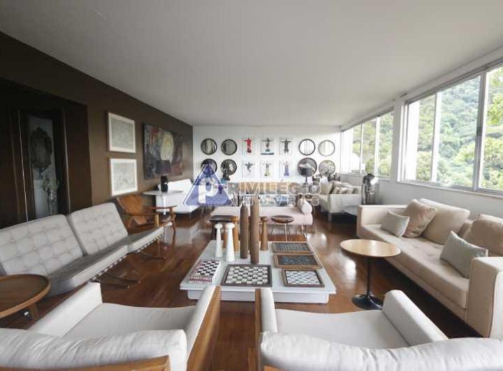 Foto do imóvel - Excelente casa em centro de terreno tem 4 pavimentos: o 1