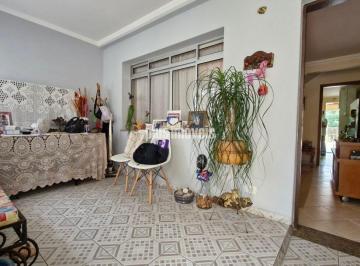 Casa · 109m² · 3 Quartos · 4 Vagas · Sobradão bem localizado em travessa da Sargento Geraldo Santana