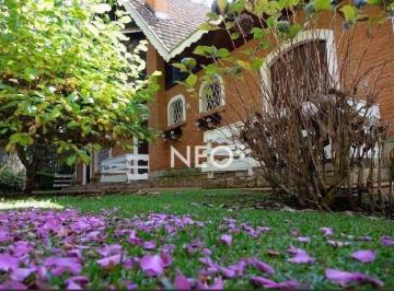 02d98b3ff5fa6a3b5eebe33512ee416b28829bff · Casa de Alto Padrão - Recanto das Araucárias - Campos do Jordão