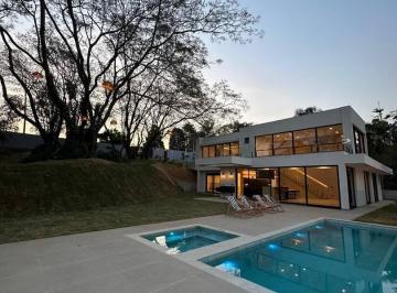 Casa · 280m² · 5 Quartos · 8 Vagas · Casa de Campo Nova, casa mobiliada em São Roque Condomínio Fechado, 280m².