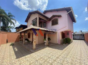 Casa · 260m² · 3 Quartos · 6 Vagas · Casa com 3 quartos no bairro Brasiléia, perto do Centro de Betim.