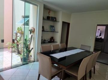 Casa · 174m² · 3 Quartos · 2 Vagas · Casa com 3 Quartos à venda no Bairro Presidente Roosevelt - Uberlândia/MG