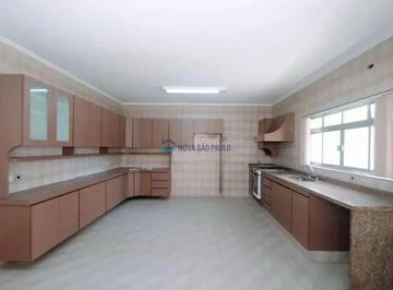 Casa · 228m² · 5 Quartos · 4 Vagas · Imóvel amplo e bem localizado para uso comercial ou residencial