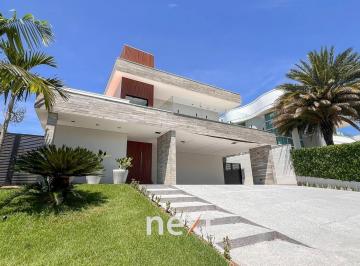 0 · Casa a venda com amplo quintal e piscina no Mont Blanc