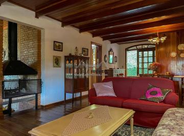 Casa · 260m² · 3 Quartos · 2 Vagas · Casa na Vila Natal em Campos do Jordão com vista para a natureza