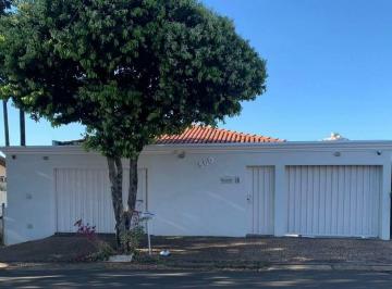 Casa · 275m² · 3 Quartos · 6 Vagas · Casa ampla à venda na Vila Brasil em Santa Bárbara d'Oeste com 3 quartos (1 suíte) e 6 vagas de gara