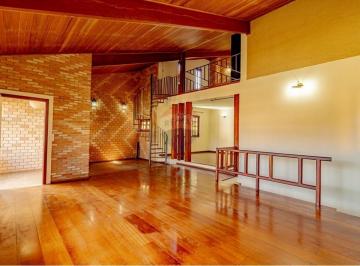 Casa · 320m² · 3 Quartos · 5 Vagas · Casa com 03 dormitórios sendo 01 suíte com closet, quintal e vista para a Pedra Grande em Atibaia