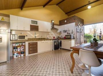 1702575081 · CASA COM PISCINA - excelente ponto do Bairro