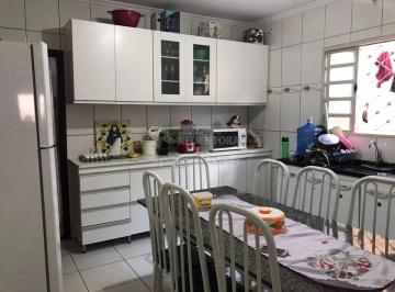 Casa · 222m² · 3 Quartos · 2 Vagas · Jardim Maria Lucia - Casa com 3 dormitórios, área ampla e área gourmet