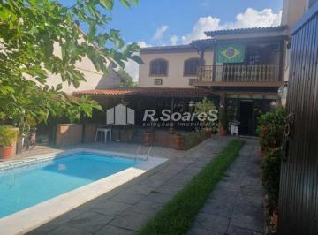Casa · 348m² · 5 Quartos · 5 Vagas · Casa em condomínio fechado, com 348 m2, com cinco quartos sendo duas suítes, no