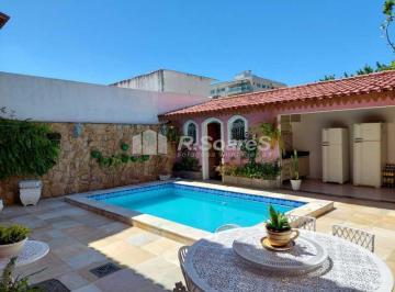 Casa · 229m² · 4 Quartos · 2 Vagas · Casa quatro quartos, sendo duas suítes, em Vila Valqueire, rua Rui Mafra.