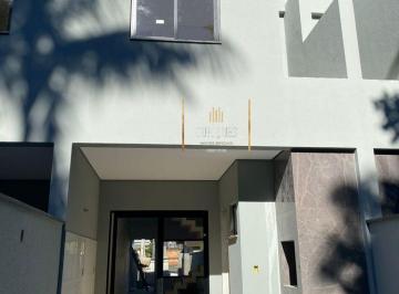 idxbfxw2yte3nddimjm2ndq1_md · Sobrado Geminado com 125m² possui 3 quartos e espaço para 2 veículos.