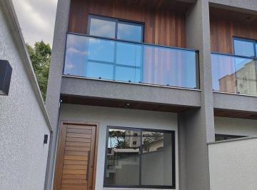 vnynyfo2ytnhota5zju0ztbk_md · Sobrado Geminado com 125m² possui 3 quartos e espaço para 2 veículos.