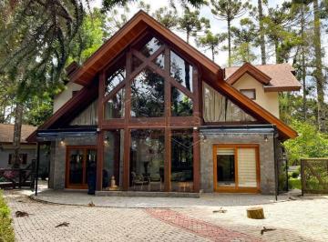 Casa · 224m² · 3 Quartos · 4 Vagas · Casa de Condomínio em Campos do Jordão