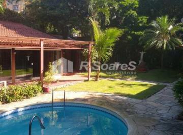 Casa · 400m² · 7 Quartos · 1 Vaga · Casa em Cosme Velho com sete quartos sendo três suítes.