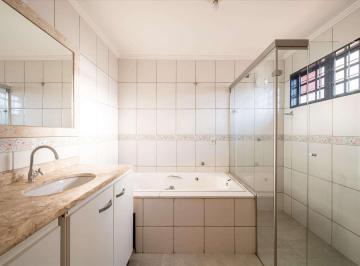 Casa · 200m² · 5 Quartos · 2 Vagas · Casa de andar com 5 quartos, sendo uma master com closet, hidro e varanda, sala ampla,