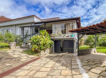 Casa · 3 Quartos · 2 Vagas · Casa de 3 quartos no bairro do Golf, Teresópolis -Rj.