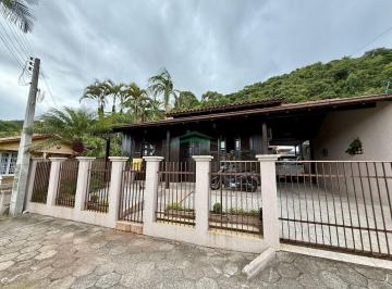 Casa · 210m² · 6 Quartos · 3 Vagas · Casa com Piscina