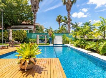 Casa · 650m² · 5 Quartos · 5 Vagas · Casa de Condomínio de 1.300 de terreno com 5 suítes e 5 vagas à Venda no miolo do Jardim dos Estado