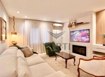 Sala de Tv · Encante-se: Casa com 3 Suítes, Totalmente Mobiliada, Vagas Cobertas para 5 carros, Ampla Área de Laz
