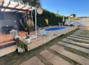 Casa de 4 quartos, Gama · Casa ponte alta norte, 4 quartos,rua JK,piscina,churrasqueira,ótima localização. 