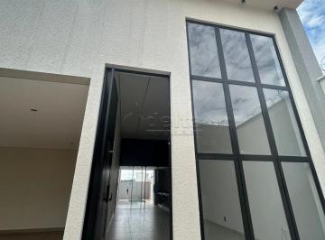 Casa · 250m² · 3 Quartos · 2 Vagas · Casa com 3 quartos sendo 1 suíte, disponível para venda no bairro Jardim Patrícia em Uberlândia-MG