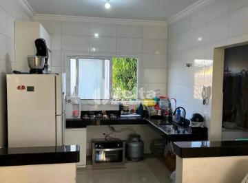 Apartamento · 60m² · 2 Quartos · Apartamento térreo com 2 quartos sendo 1 suíte, disponível para venda no bairro Laranjeiras em Uberl