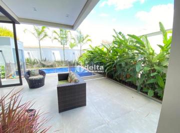 Casa · 422m² · 4 Quartos · 4 Vagas · Casa em condomínio com 4 quartos sendo 3 suítes disponível para venda em Uberlândia - MG.