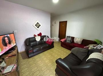 Casa · 400m² · 4 Quartos · 3 Vagas · Casa residencial disponível para Locação e venda no bairro Carajás em Uberlândia-MG
