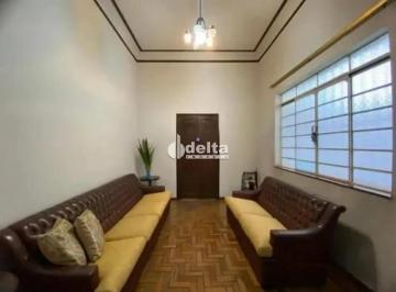 Casa · 648m² · 4 Quartos · 1 Vaga · Casa com 4 quartos sendo 1 suíte disponível para venda no bairro Centro em Uberlândia-MG