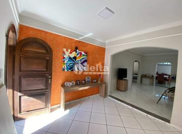 NULL · Casa residencial disponível para venda no bairro Chácaras Tubalina E Quartel em Uberlândia-MG.