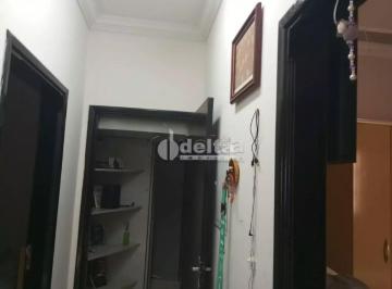 Casa · 239m² · 3 Quartos · 2 Vagas · Casa disponível para venda no bairro Santa Rosa em Uberlândia-MG