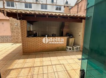 Casa · 360m² · 3 Quartos · 3 Vagas · Casa disponível para venda no bairro Segismundo Pereira em Uberlândia MG