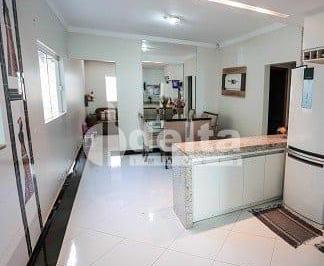 NULL · Casa Residencial disponível para venda no bairro Santa Mônica em Uberlândia-MG