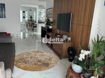 Casa · 220m² · 3 Quartos · 2 Vagas · Casa residencial com 3 quartos sendo 2 suíte disponível para venda no bairro Cidade Jardim em Uberlâ
