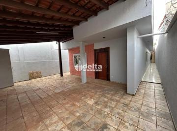 Casa · 373m² · 3 Quartos · 3 Vagas · Casa disponível para locação e venda no bairro Brasil em Uberlândia-MG